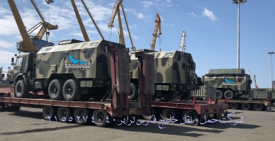 حمل تجهیزات و ماشین آلات نظامی توسط کمرشکن های ویژه ارتفاع کوتاه مجهز به پل و سکو جهت بارگیری_1