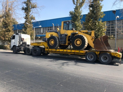 حمل لودر ۴۷۰ کوماتسو (komatsu) از مبدا تهران به گل گهر سیرجان توسط کمرشکن ۵ محور شركت حمل و نقل خليج فارس ترابر